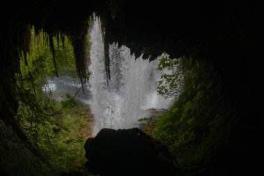 Duden Şelalesi, Antalya şehir merkezine yaklaşık 10 kilometre uzaklıkta..