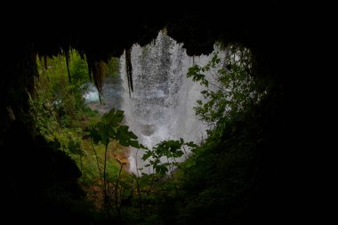 Duden Şelalesi, Antalya şehir merkezine yaklaşık 10 kilometre uzaklıkta..