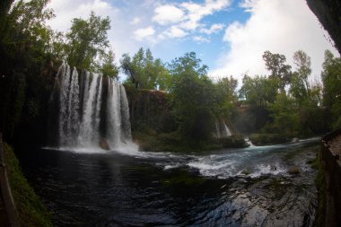Duden Şelalesi, Antalya şehir merkezine yaklaşık 10 kilometre uzaklıkta..
