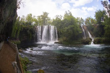 Duden Şelalesi, Antalya şehir merkezine yaklaşık 10 kilometre uzaklıkta..