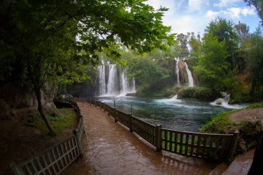 Duden Şelalesi, Antalya şehir merkezine yaklaşık 10 kilometre uzaklıkta..