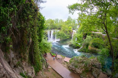 Duden Şelalesi, Antalya şehir merkezine yaklaşık 10 kilometre uzaklıkta..