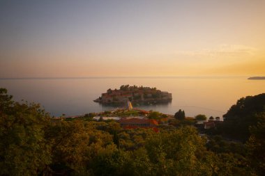 Sveti Stefan, Karadağ 'da Budva şehir merkezine ve Budva İlçesi sınırları içinde yer alan küçük bir Adriyatik adası..