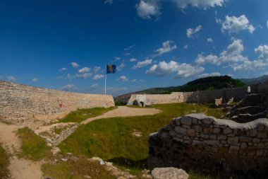 Beyaz Kale, Saraybosna 'nın tarihi merkezine bakan antik bir kale. Bosna-Hersek 'in ulusal bir anıtı..
