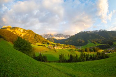 Val di Funes, İtalya 'nın güneyindeki bir peri masalı vadisidir..