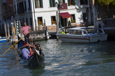 Venedik kuzeydoğu İtalya 'da 118 ada üzerine kurulmuş, kanallarla ayrılmış ve köprülerle birbirine bağlanmış..