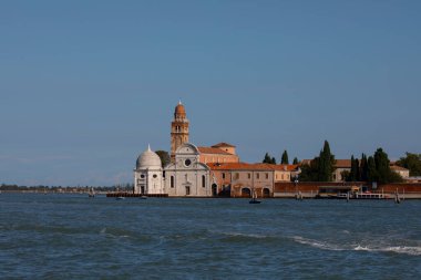 Venedik kuzeydoğu İtalya 'da 118 ada üzerine kurulmuş, kanallarla ayrılmış ve köprülerle birbirine bağlanmış..
