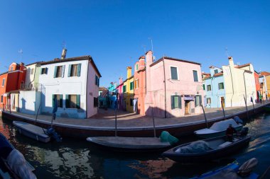 Venedik kuzeydoğu İtalya 'da 118 ada üzerine kurulmuş, kanallarla ayrılmış ve köprülerle birbirine bağlanmış..