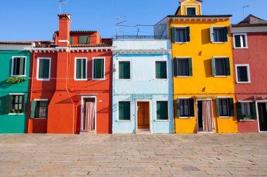 Venedik kuzeydoğu İtalya 'da 118 ada üzerine kurulmuş, kanallarla ayrılmış ve köprülerle birbirine bağlanmış..