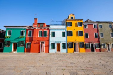 Venedik kuzeydoğu İtalya 'da 118 ada üzerine kurulmuş, kanallarla ayrılmış ve köprülerle birbirine bağlanmış..