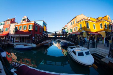 Venedik kuzeydoğu İtalya 'da 118 ada üzerine kurulmuş, kanallarla ayrılmış ve köprülerle birbirine bağlanmış..