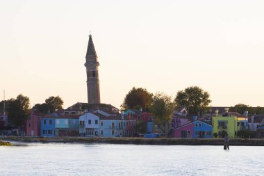 Venedik kuzeydoğu İtalya 'da 118 ada üzerine kurulmuş, kanallarla ayrılmış ve köprülerle birbirine bağlanmış..