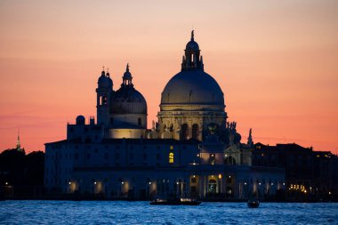 Venedik kuzeydoğu İtalya 'da 118 ada üzerine kurulmuş, kanallarla ayrılmış ve köprülerle birbirine bağlanmış..