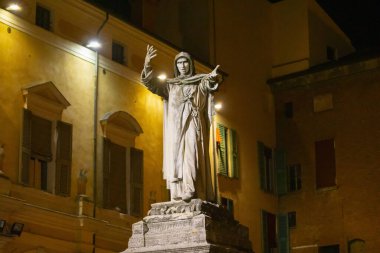 Venedik kuzeydoğu İtalya 'da 118 ada üzerine kurulmuş, kanallarla ayrılmış ve köprülerle birbirine bağlanmış..