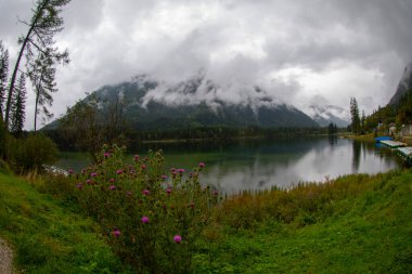 Der Hintersee, eingebettet in den sagenhaften Zauberwald, liegt in der Nhe des Bergsteigerdorfes Ramsau. 