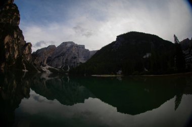 Pragser Wildsee veya Prag Gölü (İtalyanca: Pragser Wildsee veya Prags Lake Braies), İtalya 'nın başkenti Güney Tyrol' da yer alan doğal bir göldür..