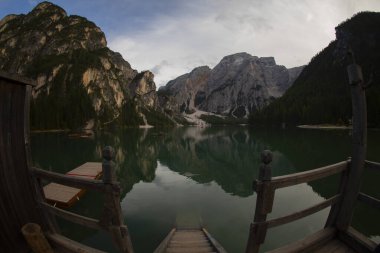Pragser Wildsee veya Prag Gölü (İtalyanca: Pragser Wildsee veya Prags Lake Braies), İtalya 'nın başkenti Güney Tyrol' da yer alan doğal bir göldür..