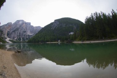 Pragser Wildsee veya Prag Gölü (İtalyanca: Pragser Wildsee veya Prags Lake Braies), İtalya 'nın başkenti Güney Tyrol' da yer alan doğal bir göldür..