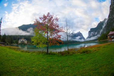 Toblacher See, İtalya 'nın Güney Tyrol eyaletinde yer alan bir göldür..