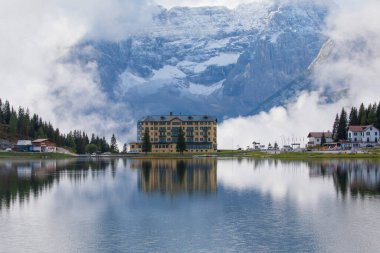 Misurina Gölü, Cadore 'un en büyük doğal gölüdür ve deniz seviyesinden 1,754 metre yüksekliktedir.)