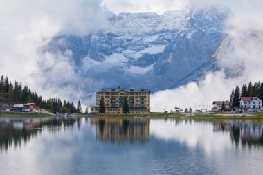 Misurina Gölü, Cadore 'un en büyük doğal gölüdür ve deniz seviyesinden 1,754 metre yüksekliktedir.)