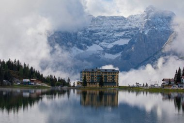 Misurina Gölü, Cadore 'un en büyük doğal gölüdür ve deniz seviyesinden 1,754 metre yüksekliktedir.)