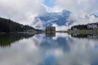 Misurina Gölü, Cadore 'un en büyük doğal gölüdür ve deniz seviyesinden 1,754 metre yüksekliktedir.)
