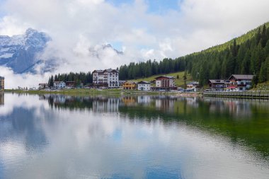 Misurina Gölü, Cadore 'un en büyük doğal gölüdür ve deniz seviyesinden 1,754 metre yüksekliktedir.)