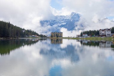 Misurina Gölü, Cadore 'un en büyük doğal gölüdür ve deniz seviyesinden 1,754 metre yüksekliktedir.)