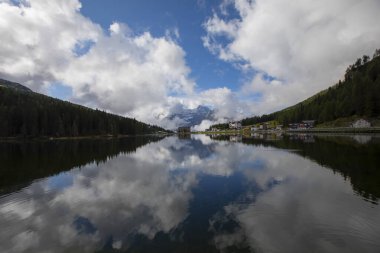 Misurina Gölü, Cadore 'un en büyük doğal gölüdür ve deniz seviyesinden 1,754 metre yüksekliktedir.)