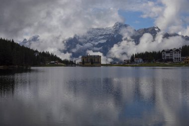 Misurina Gölü, Cadore 'un en büyük doğal gölüdür ve deniz seviyesinden 1,754 metre yüksekliktedir.)