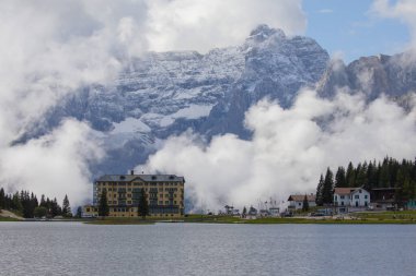 Misurina Gölü, Cadore 'un en büyük doğal gölüdür ve deniz seviyesinden 1,754 metre yüksekliktedir.)