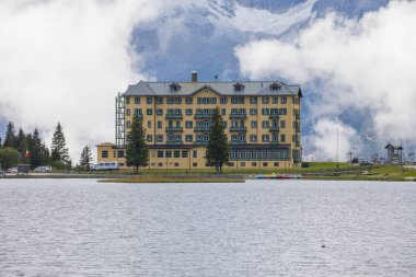 Misurina Gölü, Cadore 'un en büyük doğal gölüdür ve deniz seviyesinden 1,754 metre yüksekliktedir.)