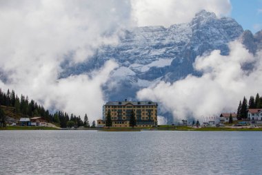Misurina Gölü, Cadore 'un en büyük doğal gölüdür ve deniz seviyesinden 1,754 metre yüksekliktedir.)