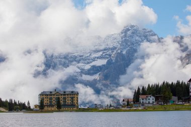 Misurina Gölü, Cadore 'un en büyük doğal gölüdür ve deniz seviyesinden 1,754 metre yüksekliktedir.)