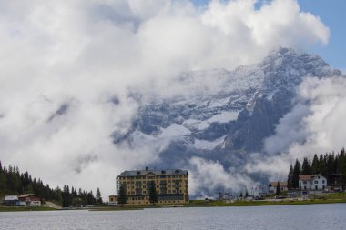 Misurina Gölü, Cadore 'un en büyük doğal gölüdür ve deniz seviyesinden 1,754 metre yüksekliktedir.)