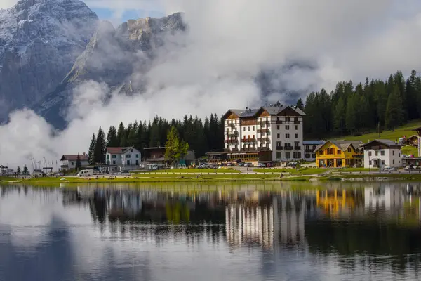 Misurina Gölü, Cadore 'un en büyük doğal gölüdür ve deniz seviyesinden 1,754 metre yüksekliktedir.)
