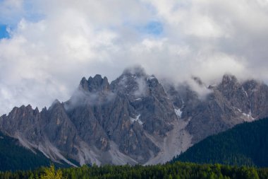 Dolomitler, İtalya 'nın kuzeydoğusunda yer alan bir sıradağlardır..