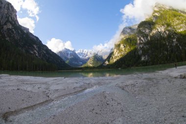Dolomitler, İtalya 'nın kuzeydoğusunda yer alan bir sıradağlardır..