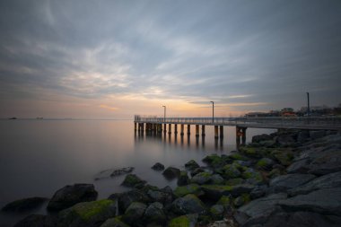 Uzun pozlama tekniğiyle çekilmiş eski bir iskele.