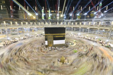 Kabe veya Kabe Şerifi, İslam 'ın Mekke, Suudi Arabistan' daki en önemli camii olan Mescidi Haram 'ın merkezindeki taş yapıdır..