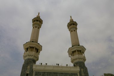Kâbe, bazen el-Kabe el-Musharrafa olarak da anılır, İslam 'ın en önemli camii ve kutsal mekanının merkezinde yer alan bir taş yapıdır.,