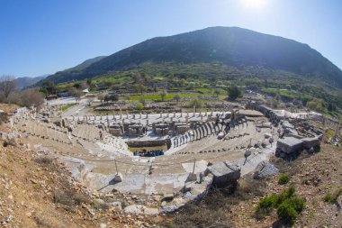 Efes, Anadolu 'nun batı kıyısında, günümüzün Selcuk ilçesine 3 km uzaklıkta, daha sonra önemli bir Roma kenti olan antik bir Yunan kentiydi..