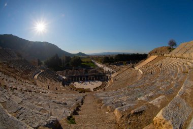 Efes, Anadolu 'nun batı kıyısında, günümüzün Selcuk ilçesine 3 km uzaklıkta, daha sonra önemli bir Roma kenti olan antik bir Yunan kentiydi..