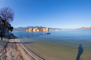 Bafa Gölü, Byk Menderes Nehri deltasının güneydoğusundaki Mentee Dağları 'nda yer alan sığ bir tatlı su gölüdür..