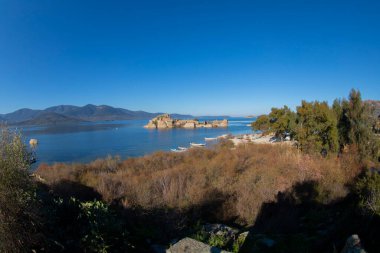 Bafa Gölü, Byk Menderes Nehri deltasının güneydoğusundaki Mentee Dağları 'nda yer alan sığ bir tatlı su gölüdür..