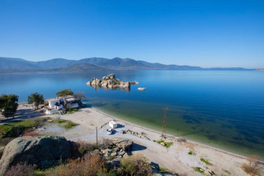 Bafa Gölü, Byk Menderes Nehri deltasının güneydoğusundaki Mentee Dağları 'nda yer alan sığ bir tatlı su gölüdür..