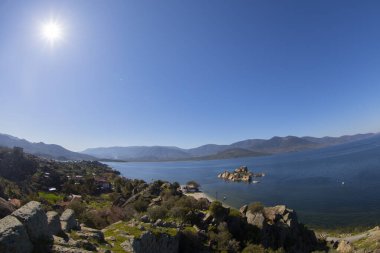 Bafa Gölü, Byk Menderes Nehri deltasının güneydoğusundaki Mentee Dağları 'nda yer alan sığ bir tatlı su gölüdür..