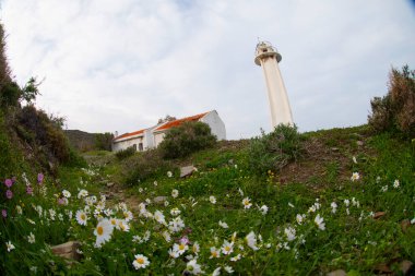 Karaburun 'daki deniz feneri 1894' ten beri denizciler için güvenli bir yoldaş olmuştur..