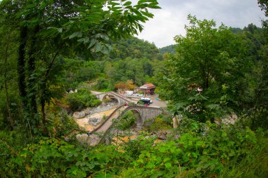 18. yüzyılda inşa edildiği tahmin edilen Ortacalar Kemer Köprüleri, Arhavi ilçesinin Ortacalar Köyü 'ne 2,5 kilometre uzaklıktadır..